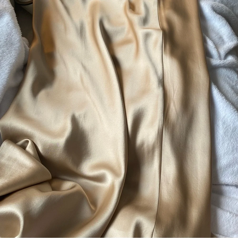 [SOLD] NWOT Reformation Layla Silk Skirt Size 0 - Picture 4 of 5